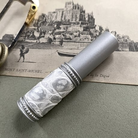 【クリックポスト対応】　クロコダイル革巻き　4ML メタルアトマイザー　マットシルバー　MWH03　日本製【再入荷　メンズ　白　香水　フレグランス　人気　アロマ　ギフト　ワニ革】