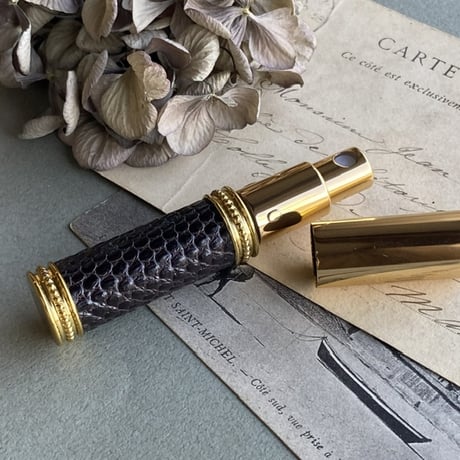 【クリックポスト対応】　リザード革巻き　5ML メタルアトマイザー ピカゴールド 25 日本製【メンズ　香水　フレグランス　アロマ　人気　お返し　再入荷　復活】