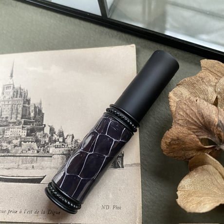 【クリックポスト対応】　クロコダイル革巻き　5MLメタルアトマイザー　マットブラック　DGYMBK04　日本製【新色　メンズ　香水　フレグランス　アロマ　お返し　ギフト】