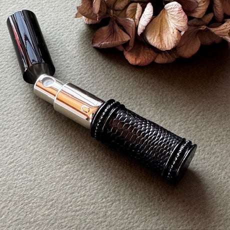 【クリックポスト対応】　リザード革巻き　4ML メタルアトマイザー　ピアノブラック　21　日本製【メンズ　香水　フレグランス　アロマ　人気　再入荷　復活】