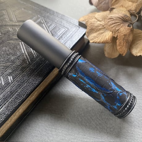 【クリックポスト対応】　パイソン革巻き　5ML メタルアトマイザー　MBKMBL12   日本製【再入荷　人気　メンズ　香水　フレグランス　アロマ　ギフト　キラキラ　お返し】