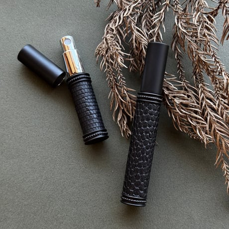 【クリックポスト対応】　リザード革巻き　8ML メタルアトマイザー マットブラック  日本製【メンズ　香水　フレグランス　アロマ　人気　お返し　再入荷　限定品】