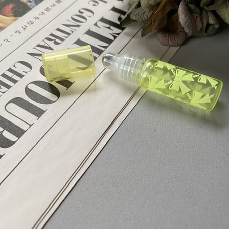 【クリックポスト対応】　４ml リボン柄 ロールオンボトル　ネオンイエロー　日本製　クリックポスト発送
