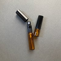 ＜100個＞５ml  遮光瓶アトマイザー　黒プラスチックキャップ／黒スプレーポンプ　日本製 【プロ仕様　香水　フレグランス　調香レッスン　ワークショップ　漏れない】