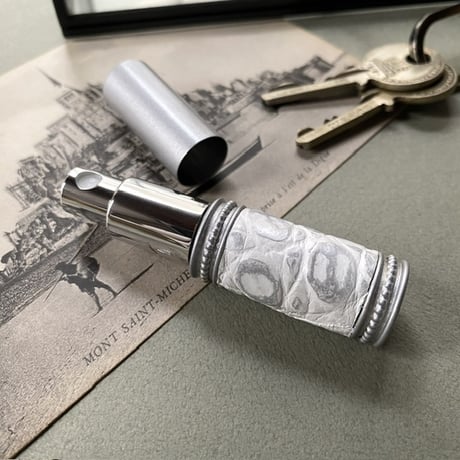 【クリックポスト対応】　クロコダイル革巻き　4ML メタルアトマイザー　マットシルバー　MWH03　日本製【再入荷　メンズ　白　香水　フレグランス　人気　アロマ　ギフト　ワニ革】