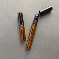 ＜10個＞８ml 遮光瓶アトマイザー　黒プラスチックキャップ／黒スプレーポンプ　日本製 【小ロット　香水　フレグランス　アロマ　調香　レッスン　漏れない】