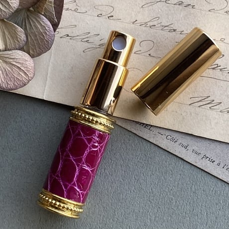 【クリックポスト対応】　クロコダイル革巻き　4ML メタルアトマイザー　ピカゴールド　PGD-CHEPK04　日本製【ピンク　香水　フレグランス　お返し　アロマ　お返し　ギフト】