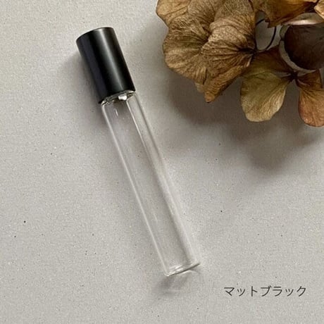 【クリックポスト対応】　８ml ロールオンボトル　マットブラックキャップ　日本製　【調香　香水　フレグランス　アロマブレンド　ヒーリング　メンズ】