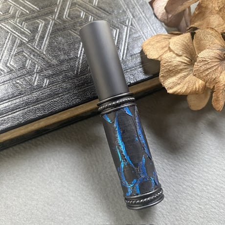 【クリックポスト対応】　パイソン革巻き　5ML メタルアトマイザー　MBKMBL12   日本製【再入荷　人気　メンズ　香水　フレグランス　アロマ　ギフト　キラキラ　お返し】