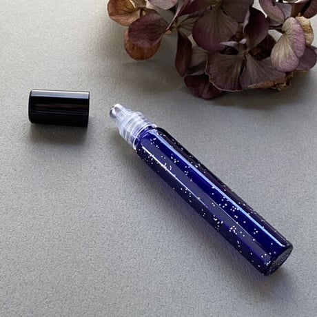 【クリックポスト対応】　８ml ロールオンボトル　ラメ瑠璃　日本製【星屑ロール　宇宙　調香　香水　フレグランス　アロマブレンド】