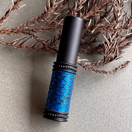 【クリックポスト対応】　パイソン革巻き　4ML メタルアトマイザー　MBKMBL15   日本製【再入荷　人気　メンズ　香水　フレグランス　アロマ　ギフト　キラキラ　お返し】