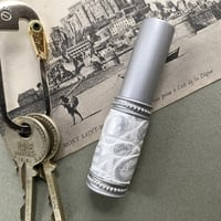 【クリックポスト対応】　クロコダイル革巻き　4ML メタルアトマイザー　マットシルバー　MWH03　日本製【再入荷　メンズ　白　香水　フレグランス　人気　アロマ　ギフト　ワニ革】