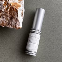 【クリックポスト対応】　クロコダイル革巻き　4ML メタルアトマイザー　マットシルバー　MWH04　日本製【再入荷　メンズ　白　香水　フレグランス　人気　アロマ　ギフト　ワニ革】