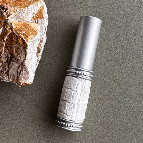 【クリックポスト対応】　クロコダイル革巻き　4ML メタルアトマイザー　マットシルバー　MWH04　日本製【再入荷　メンズ　白　香水　フレグランス　人気　アロマ　ギフト　ワニ革】