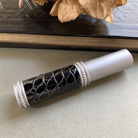 【クリックポスト対応】　クロコダイル革巻き　5ML メタルアトマイザー　MSVBKSV01　日本製【メンズ　グレー　香水　フレグランス　人気　父の日　お返し　ギフト】