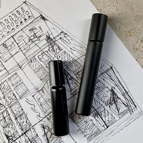 ＜10個より/35%OFF＞８ml  ロールオンボトル　マットブラック　アルミキャップ付き　日本製【小ロット　メンズ　香水　フレグランス　アロマ　卸】