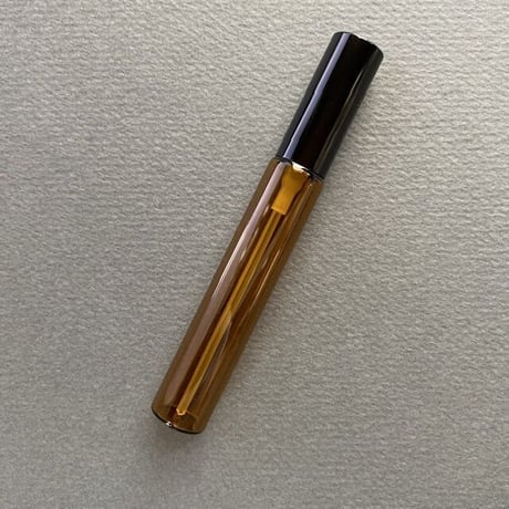 【クリックポスト対応】　５ml・８ml  遮光瓶アトマイザー　黒アルミキャップ／黒スプレーポンプ　日本製 【メンズ　香水　フレグランス　アロマ　調香レッスン　調香　ワークショップ】