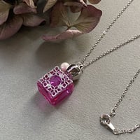 【クリックポスト対応】アロマペンダント・ネックレス60cm　アラベスク　ピンク／シルバー穴開きキャップ【モロカン　アラビアン　ネックレス　香水　アロマ　人気】