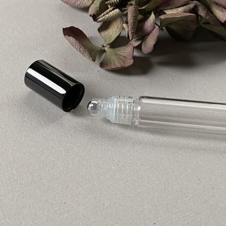 【クリックポスト対応】　８ml ロールオンボトル　マットブラックキャップ　日本製　【調香　香水　フレグランス　アロマブレンド　ヒーリング　メンズ】