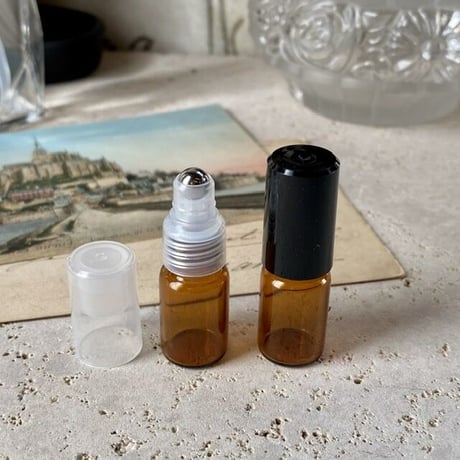 【クリックポスト対応】　２.５ml 遮光瓶 ロールオンボトル　プラスチックキャップ　日本製【遮光　メンズ　香水　フレグランス　アロマブレンド　調香】