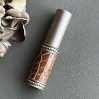 【ポスト便】　クロコダイル革巻き　4ML メタルアトマイザー　グレージュ　SGY01　日本製【新色　香水　フレグランス　アロマブレンド　お返し　ギフト】