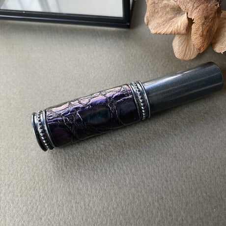 【クリックポスト対応】　クロコダイル革巻き　5MLメタルアトマイザー　Mダークグリーン　MDGR06　日本製【新色　人気　メンズ　香水　フレグランス　アロマ　お返し　ギフト　再入荷】