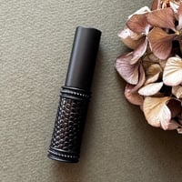 【クリックポスト対応】　リザード革巻き　4ML メタルアトマイザー　マットブラック　20　日本製【メンズ　香水　フレグランス　アロマ　人気　再入荷　復活】