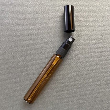 ＜10個入り＞８ml 遮光瓶アトマイザー　黒アルミキャップ／黒スプレーポンプ　日本製 【小ロット　香水　フレグランス　アロマ　調香　レッスン　ワークショップ】