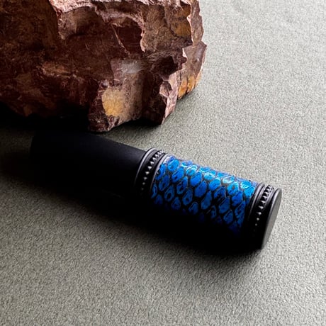【クリックポスト対応】　パイソン革巻き　4ML メタルアトマイザー　MBKMBL15   日本製【再入荷　人気　メンズ　香水　フレグランス　アロマ　ギフト　キラキラ　お返し】