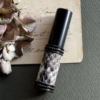 【クリックポスト対応】　革巻きメタルアトマイザー  マットパイソン　MBKSK01  日本製  【マットブラック　メンズ　香水　ナチュラル　アロマ　ヘビ革　お返し　ギフト】