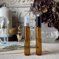 ＜10個 アソート可＞　８ml 遮光瓶 ロールオンボトル　プラスチックキャップ　日本製【遮光　メンズ　香水　フレグランス　アロマ　安眠　肩こり　除菌】