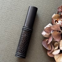【クリックポスト対応】　リザード革巻き　5ML メタルアトマイザー マットブラック 22 日本製【メンズ　香水　フレグランス　アロマ　人気　お返し　再入荷　復活】
