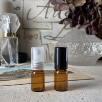 ＜10個 アソート可＞　２.５ml 遮光瓶 ロールオンボトル　プラスチックキャップ　日本製【業務用　香水　フレグランス　アロマ　ワークショップ　小分け　肩こり　睡眠】