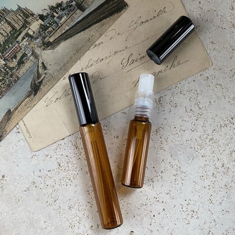【クリックポスト対応】　５ml・８ml  遮光瓶アトマイザー　黒アルミキャップ／黒スプレーポンプ　日本製 【メンズ　香水　フレグランス　アロマ　調香レッスン　調香　ワークショップ】
