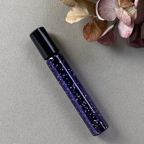 【クリックポスト対応】　８ml ロールオンボトル　ラメ瑠璃　日本製【星屑ロール　宇宙　調香　香水　フレグランス　アロマブレンド】