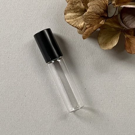 【クリックポスト対応】　５ml ロールオンボトル　マット/ピカブラックキャップ　日本製　【調香　香水　フレグランス　アロマブレンド　ヒーリング　メンズ】