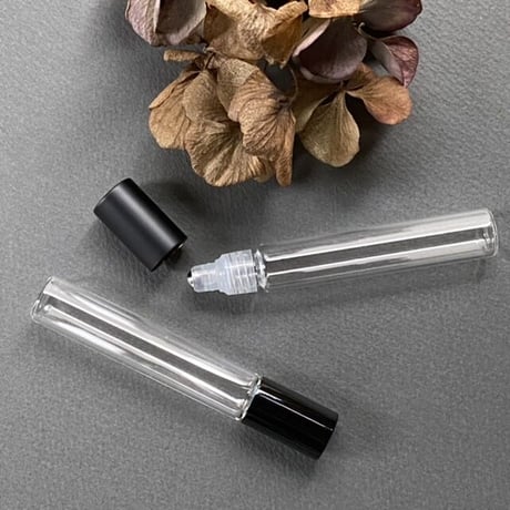 【クリックポスト対応】　８ml ロールオンボトル　マットブラックキャップ　日本製　【調香　香水　フレグランス　アロマブレンド　ヒーリング　メンズ】