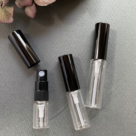 【クリックポスト対応】　2.５ml・４ml・５ml クリアーアトマイザー　黒プラスチックキャップ／黒スプレーポンプ　日本製 【香水　フレグランス　アロマ　レッスン　調香　ワークショップ　漏れない】