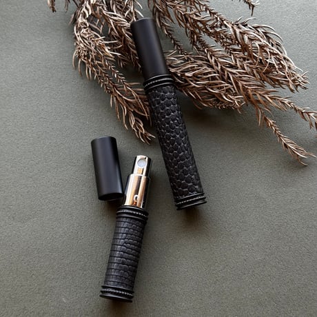 【クリックポスト対応】　リザード革巻き　8ML メタルアトマイザー マットブラック  日本製【メンズ　香水　フレグランス　アロマ　人気　お返し　再入荷　限定品】