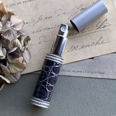 【クリックポスト対応】　クロコダイル革巻き　5ML メタルアトマイザー マットシルバー　SVGY01　日本製【グレー　メンズ　香水　フレグランス　人気　アロマ　ギフト　お返し】