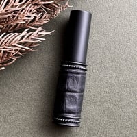 【クリックポスト対応】　ワニ革巻き メタルアトマイザー ブラックカイマン 　MBK25　日本製【香水　フレグランス　香り　ギフト　プレゼント　お返し　メンズ 　人気　再入荷】