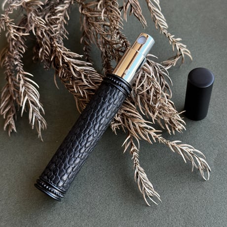 【クリックポスト対応】　リザード革巻き　8ML メタルアトマイザー マットブラック  日本製【メンズ　香水　フレグランス　アロマ　人気　お返し　再入荷　限定品】