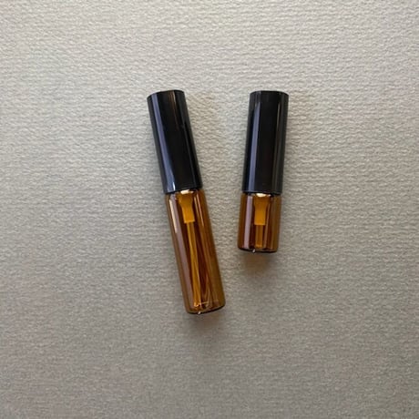 ＜100個＞２.５ml 遮光瓶アトマイザー　黒プラスチックキャップ／黒スプレーポンプ　日本製【香水　フレグランス　アロマ　調香　ワークショップ　小ロット　漏れない】