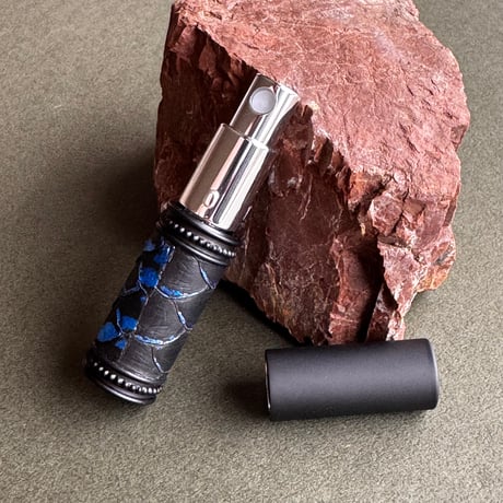 【クリックポスト対応】　パイソン革巻き　4ML メタルアトマイザー　MBKMBL16   日本製【再入荷　人気　メンズ　香水　フレグランス　アロマ　ギフト　キラキラ　お返し】
