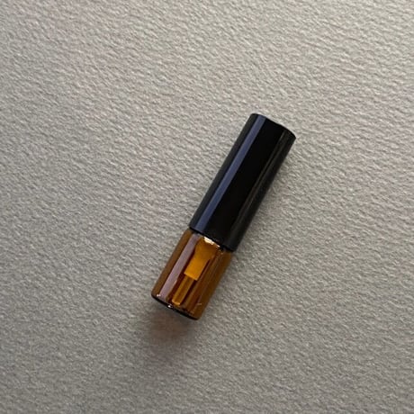 ＜100個＞２.５ml 遮光瓶アトマイザー　黒プラスチックキャップ／黒スプレーポンプ　日本製【香水　フレグランス　アロマ　調香　ワークショップ　小ロット　漏れない】