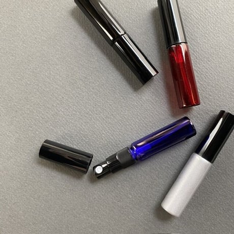 【クリックポスト対応】　５ml カラーアトマイザー　瑠璃　黒プラスチックキャップ／黒スプレーポンプ　日本製 【香水　フレグランス　アロマ　ギフト】