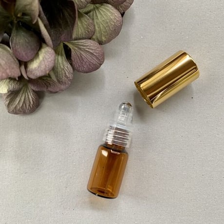 【クリックポスト対応】　２.５ml ロールオンボトル　遮光ガラス　ゴールドキャップ　日本製（金冠キャップ）【香水　フレグランス　アロマ　ワークショップ　調香】