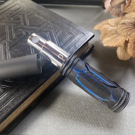 【クリックポスト対応】　パイソン革巻き　5ML メタルアトマイザー　MBKMBL11   日本製【再入荷　メンズ　香水　フレグランス　人気　アロマ　ギフト　キラキラ　お返し】