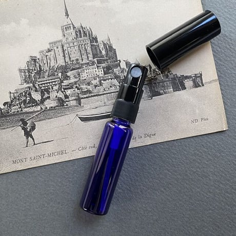 【クリックポスト対応】　５ml カラーアトマイザー　瑠璃　黒プラスチックキャップ／黒スプレーポンプ　日本製 【香水　フレグランス　アロマ　ギフト】