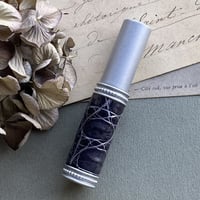 【クリックポスト対応】　クロコダイル革巻き　5ML メタルアトマイザー マットシルバー　SVGY01　日本製【グレー　メンズ　香水　フレグランス　人気　アロマ　ギフト　お返し】